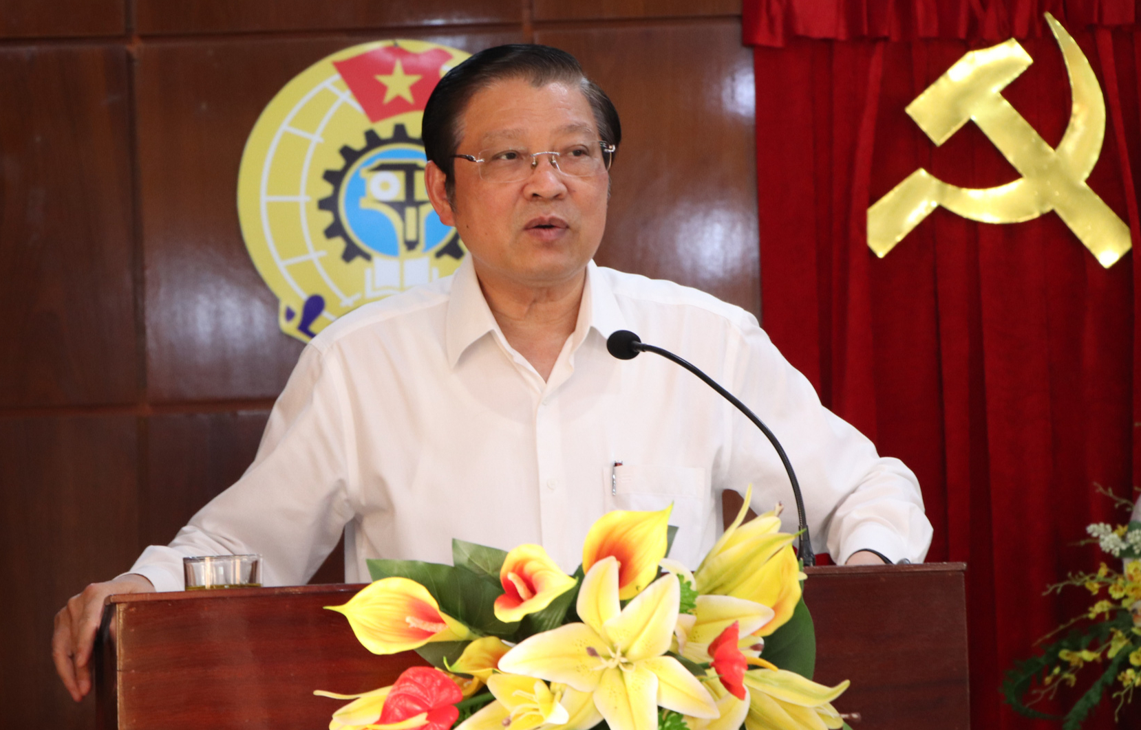 Trưởng Ban Nội ch&iacute;nh Trung ương Phan Đ&igrave;nh Trạc trao qu&agrave; Tết cho c&ocirc;ng nh&acirc;n Quảng Nam - Ảnh 1.