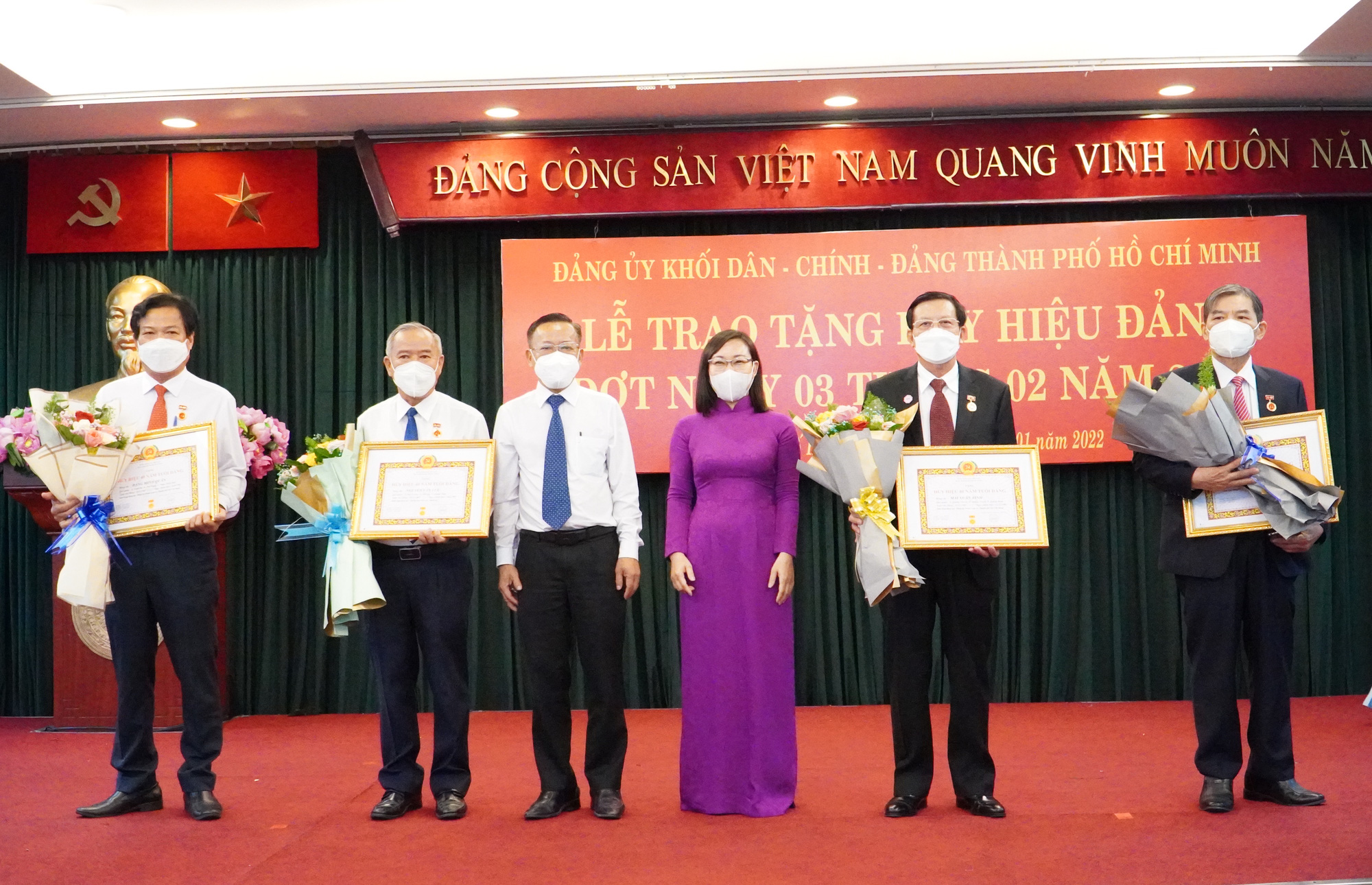 TP HCM: &Ocirc;ng Nguyễn Văn Lưu nhận Huy hiệu 40 năm tuổi Đảng - Ảnh 1.