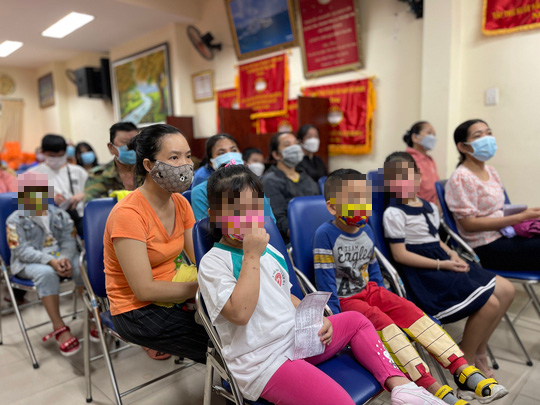 Báo Người Lao Động mang Tết sẻ chia đến với trẻ em mồ côi vì Covid-19 - Ảnh 2.