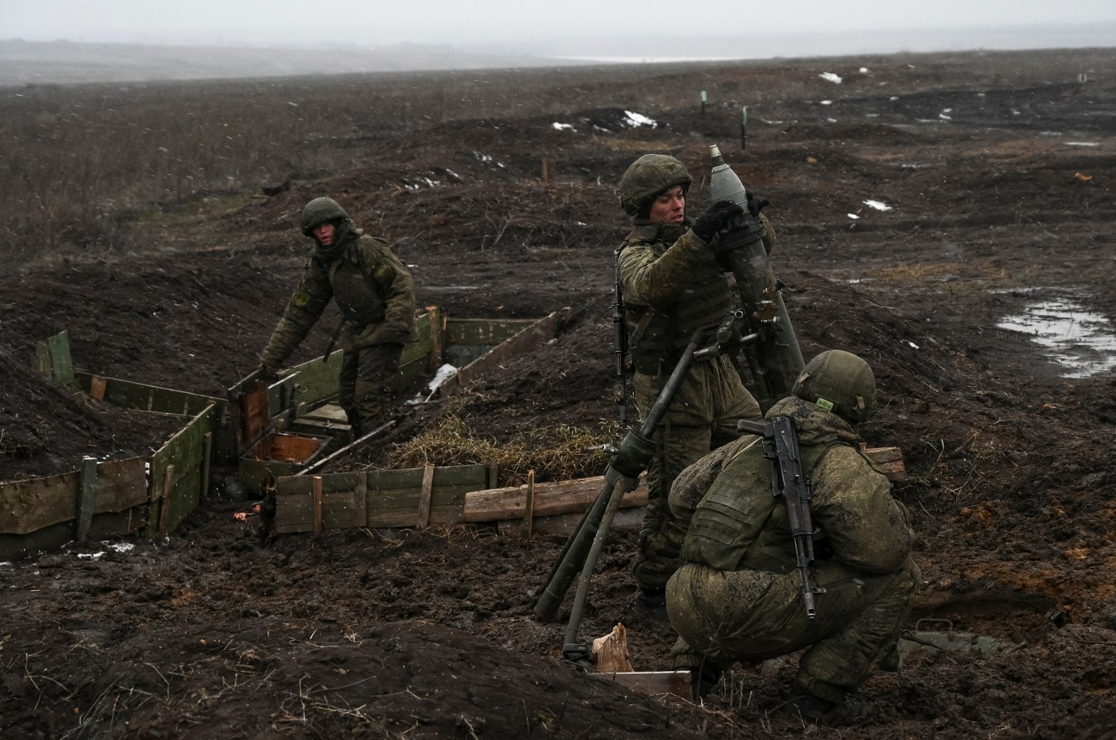 Kh&iacute; t&agrave;i Mỹ ồ ạt đến Ukraine, NATO gửi văn bản quan trọng cho Nga - Ảnh 3.