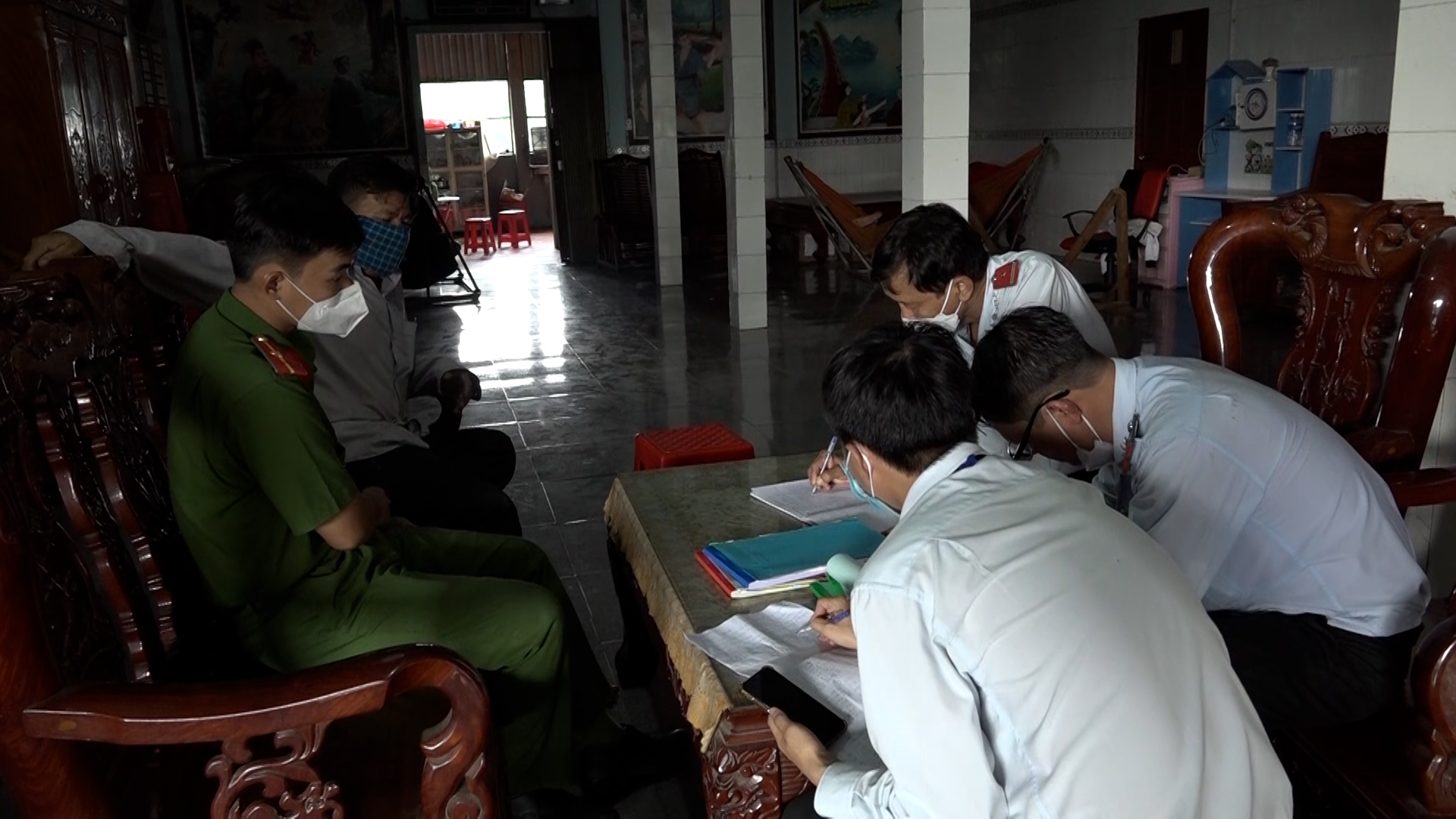CLIP: Bắt tại trận cơ sở sản xuất hơn 6,5 tấn chả đòn chứa hàn the - Ảnh 2.