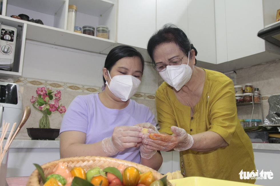 Hương vị Tết xưa: &lsquo;B&aacute;nh tr&aacute;i c&acirc;y l&agrave;m xong chẳng nỡ... ăn - Ảnh 3.