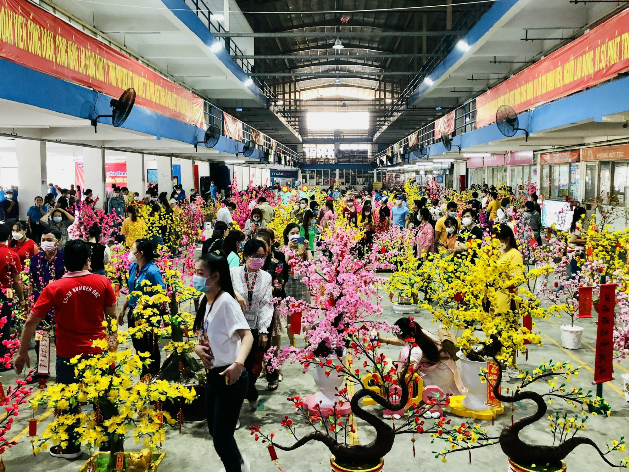 Vui Tết cùng công nhân - Ảnh 1.