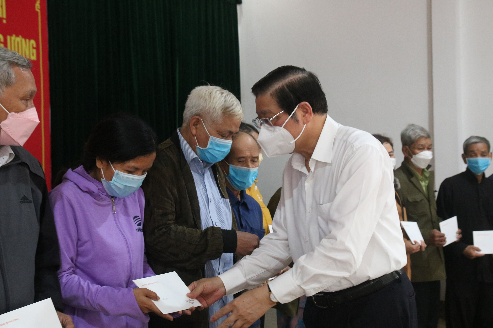 Trưởng Ban Nội ch&iacute;nh Trung ương Phan Đ&igrave;nh Trạc trao qu&agrave; Tết cho c&ocirc;ng nh&acirc;n Quảng Nam - Ảnh 8.