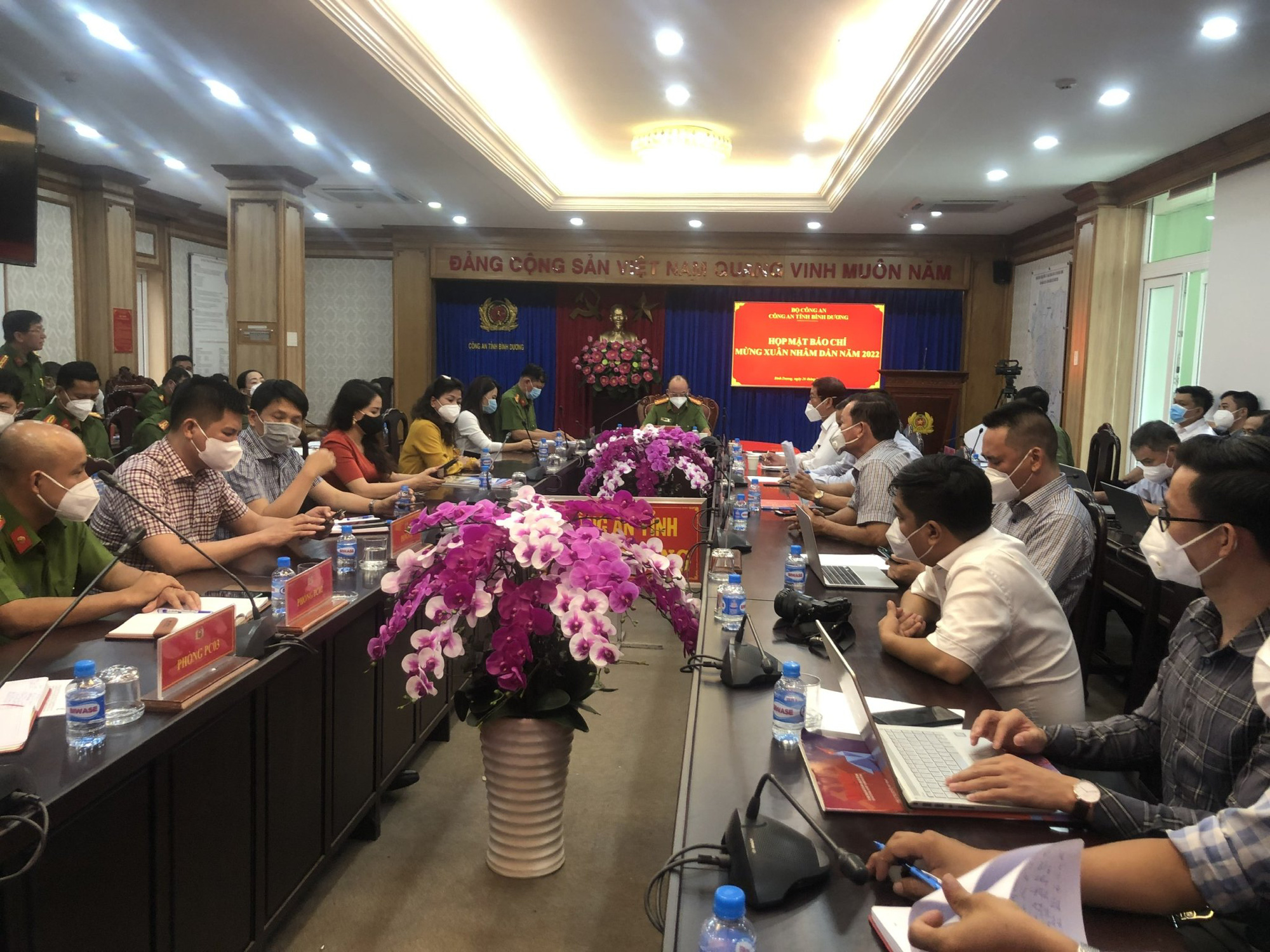 Công an Bình Dương lên tiếng việc các nghệ sĩ tố cáo bà Nguyễn Phương Hằng - Ảnh 1.