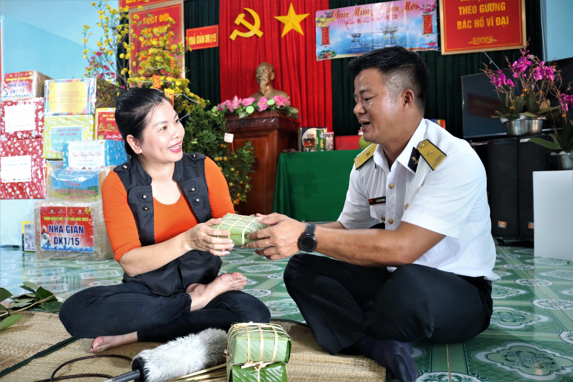 Mang cờ Tổ quốc ra nhà giàn DK1 - Ảnh 5.