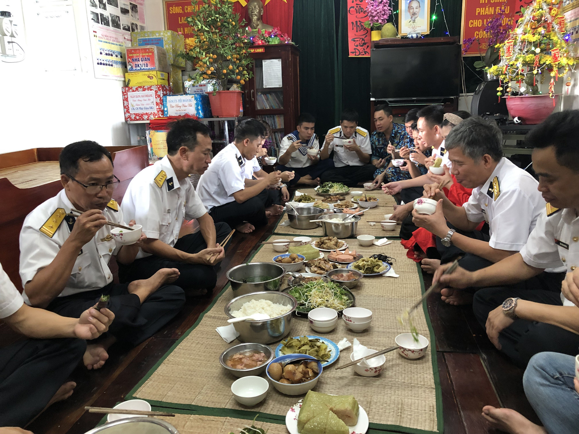 Mang cờ Tổ quốc ra nhà giàn DK1 - Ảnh 7.
