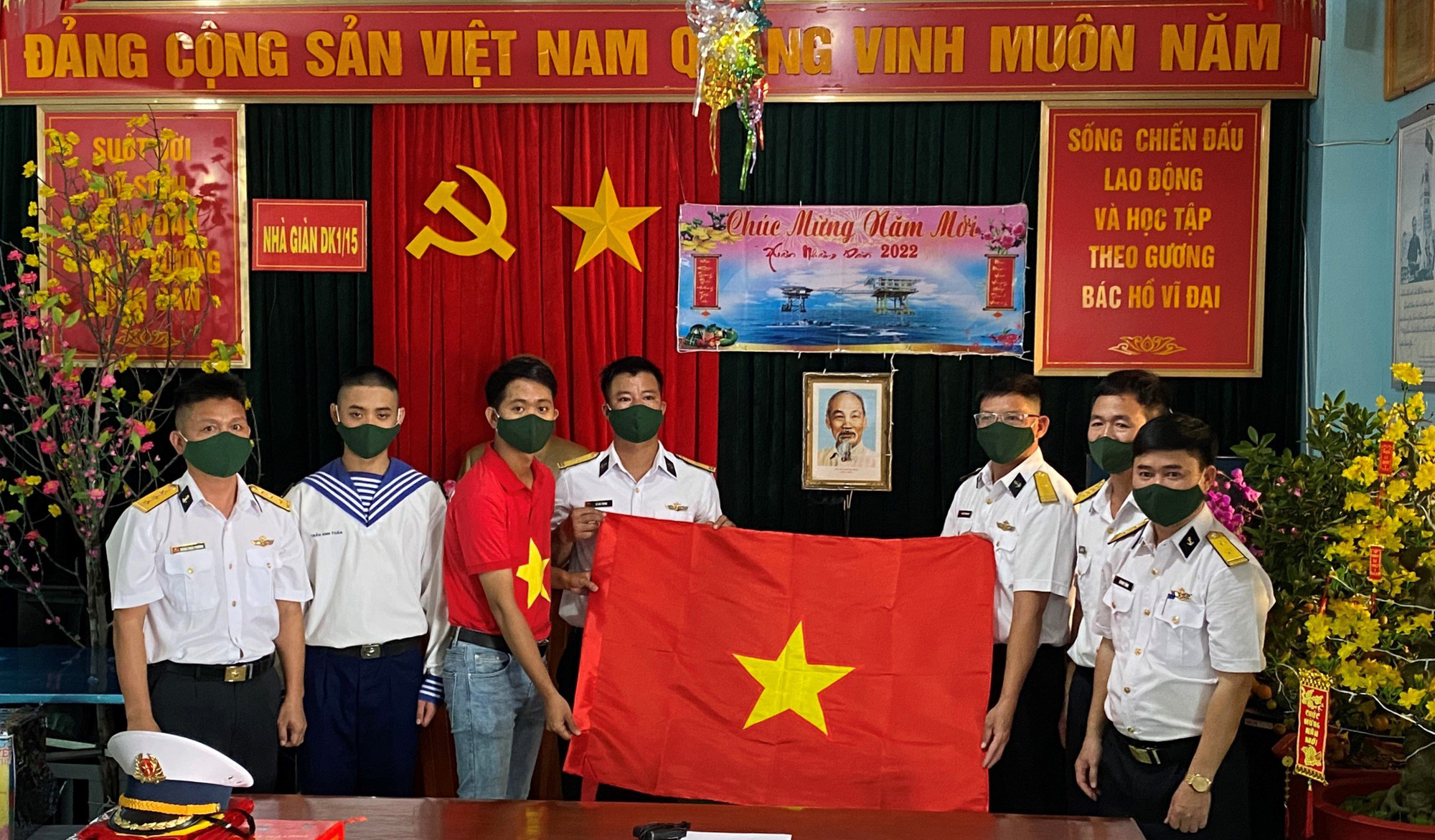 Mang cờ Tổ quốc ra nhà giàn DK1 - Ảnh 2.