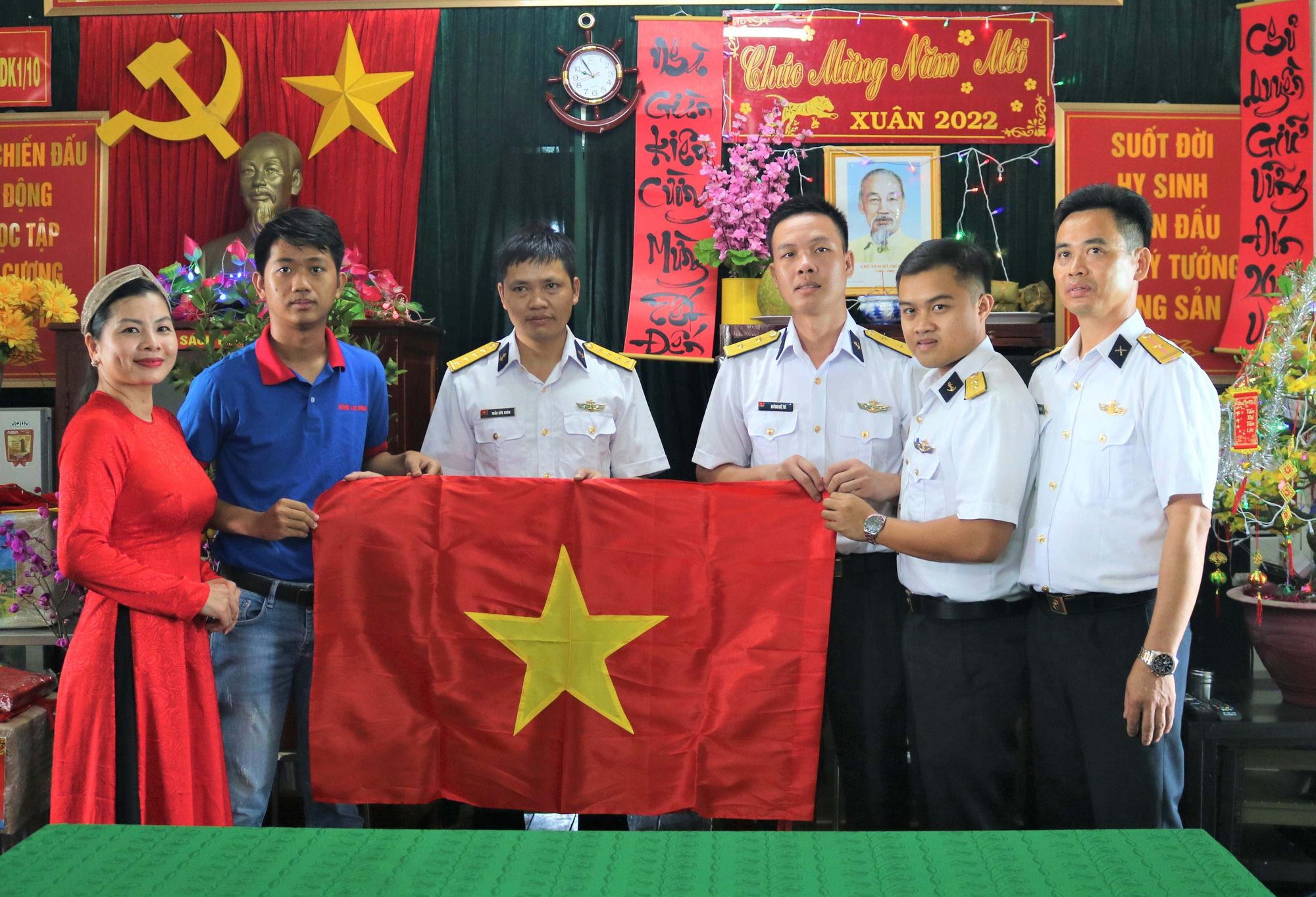 Mang cờ Tổ quốc ra nhà giàn DK1 - Ảnh 3.