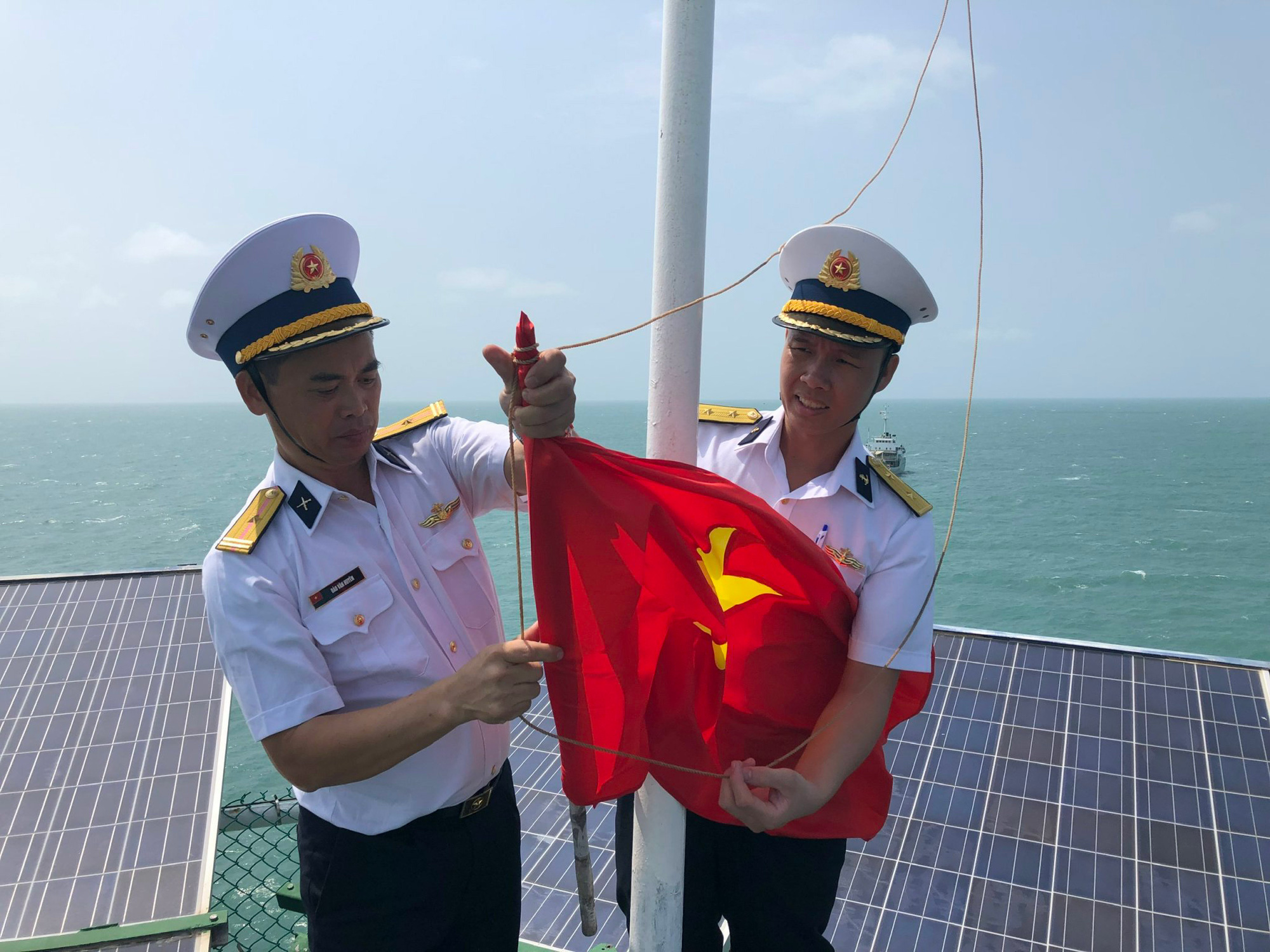 Mang cờ Tổ quốc ra nhà giàn DK1 - Ảnh 1.