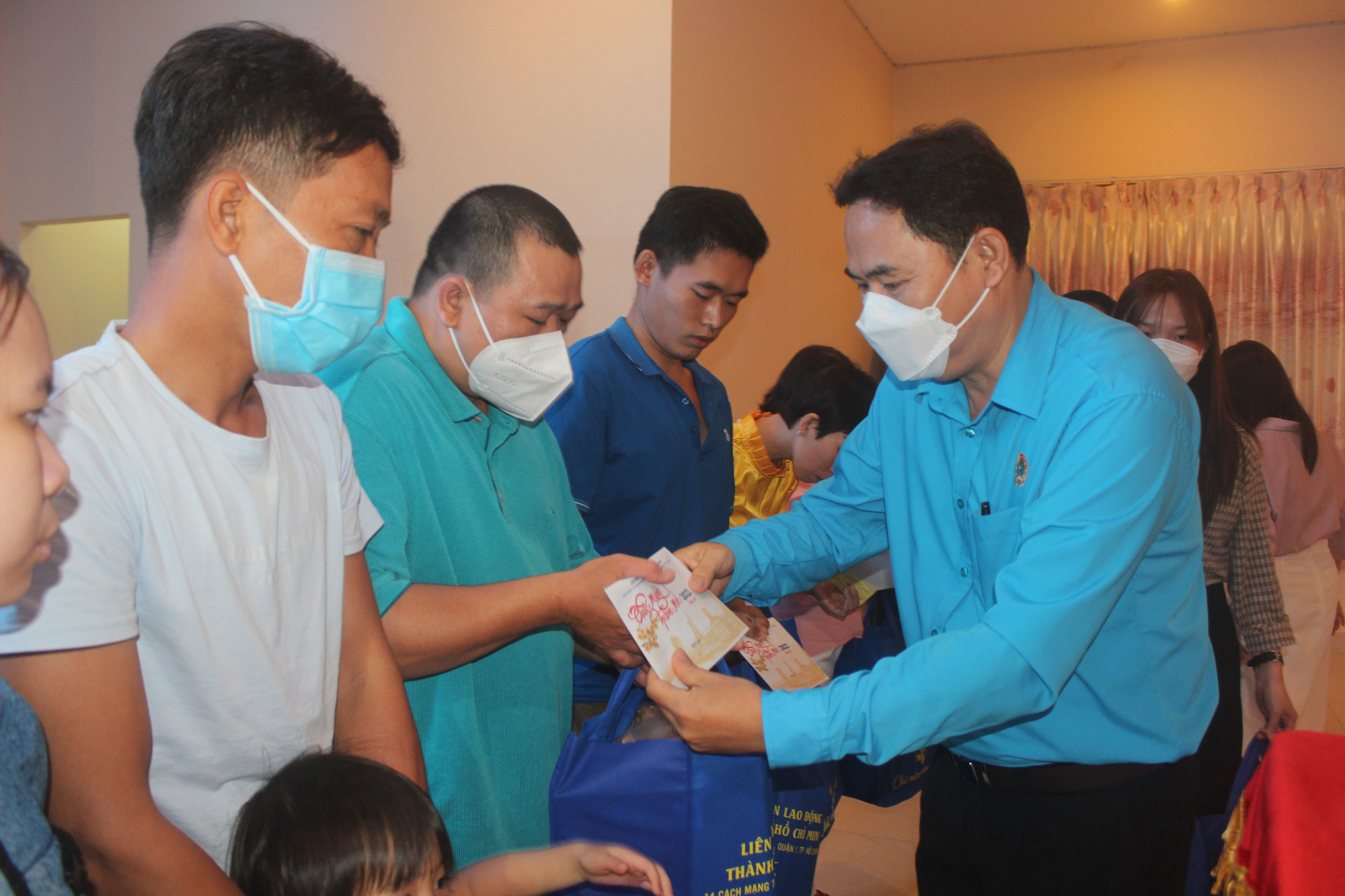 Hàng trăm gia đình công nhân vui Tết sum vầy - Ảnh 1.