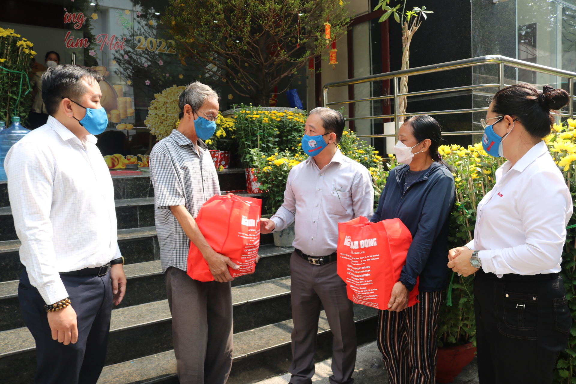 Báo Người Lao Động mang "Tết sẻ chia" cho người bán báo dạo