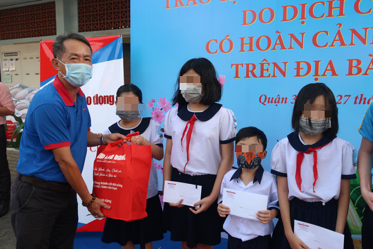 Tết sẻ chia đến với trẻ em nghèo - Ảnh 2.