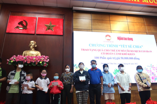 "Tết sẻ chia" đến với trẻ em nghèo