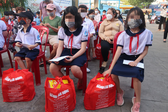 Tết sẻ chia đến với trẻ em nghèo - Ảnh 3.