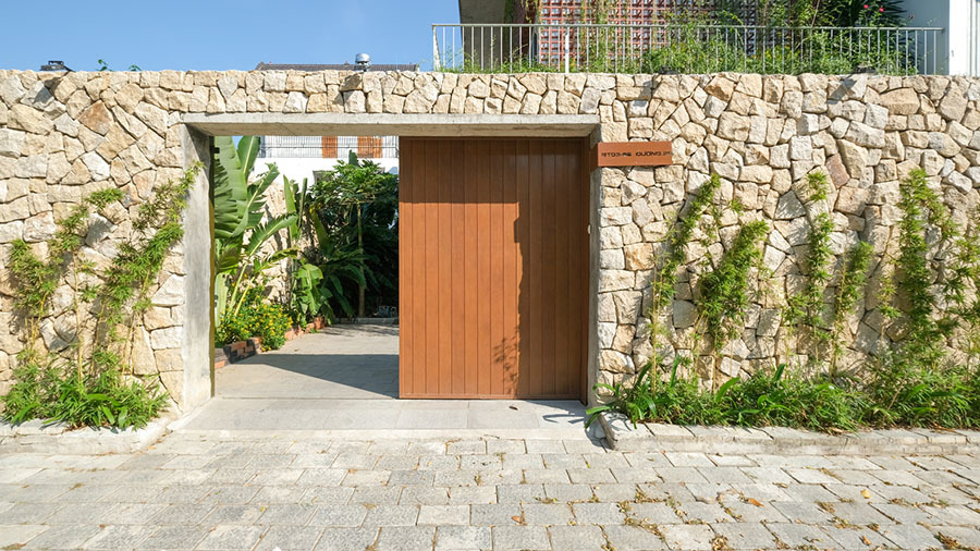 Biệt thự hiện đại 3 tầng ở Nha Trang che nắng bằng rèm dây leo - Ảnh 4.