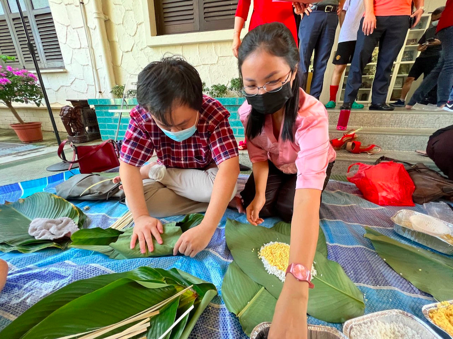 Lao động xa quê hướng về Tết dân tộc