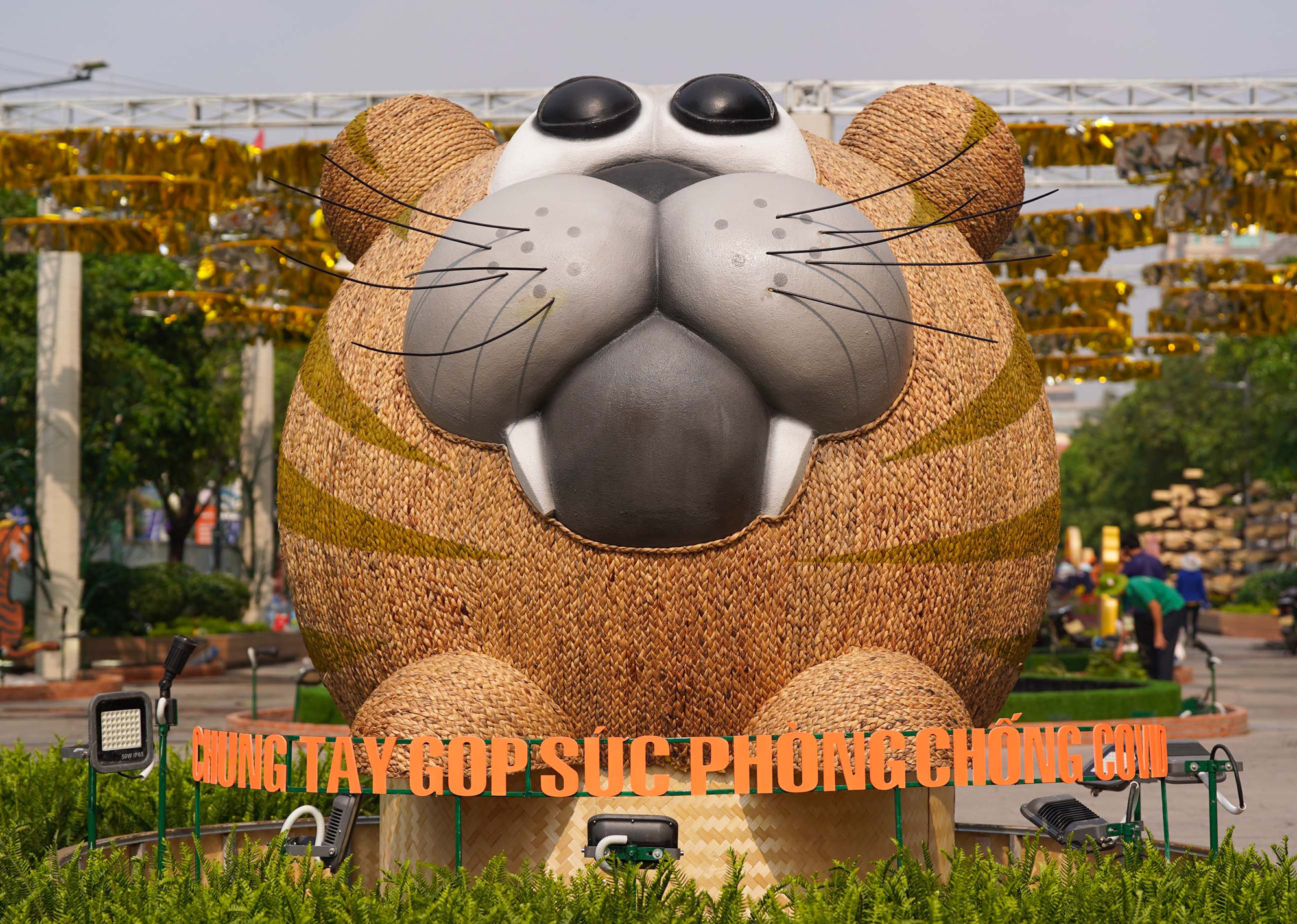 Cận cảnh khó cưỡng ở đường hoa Nguyễn Huệ trước ngày khai mạc - Ảnh 4.