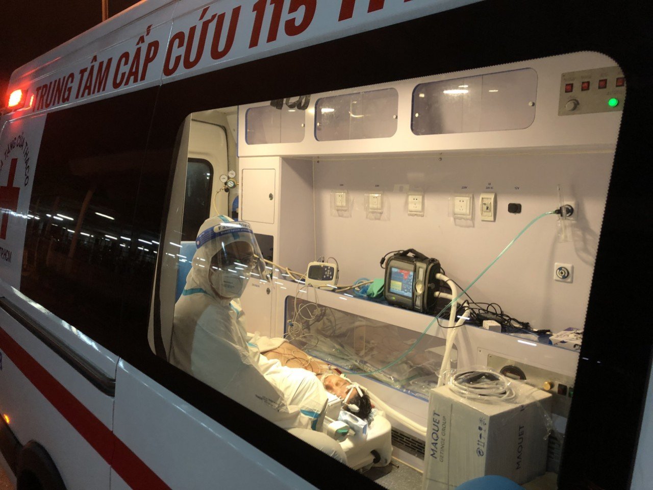 TP HCM: Chuyên cơ chở bệnh nhân Hàn Quốc mắc Covid-19 nặng về nước
