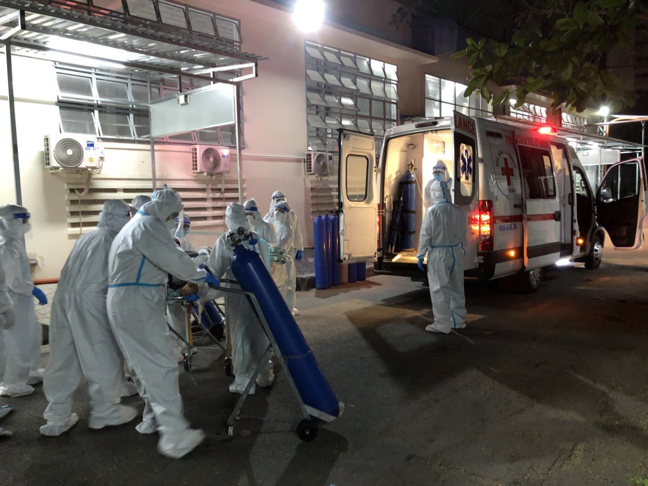TP HCM: Chuyên cơ chở bệnh nhân Hàn Quốc mắc Covid-19 nặng về nước - Ảnh 1.