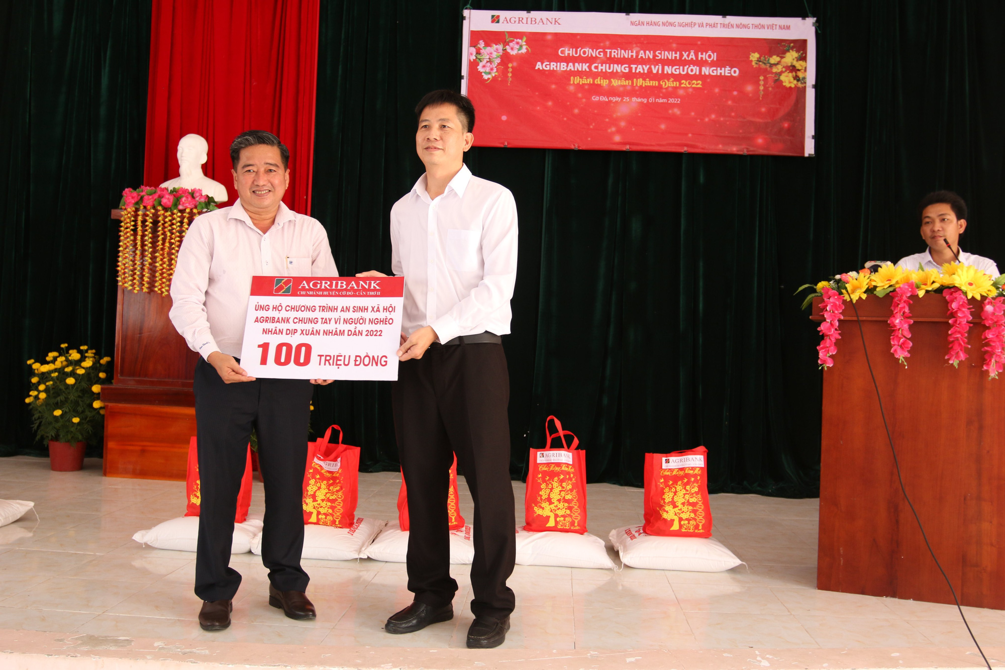 Agribank Cần Thơ II trao 725 phần quà cho hộ gia đình chính sách, hộ nghèo