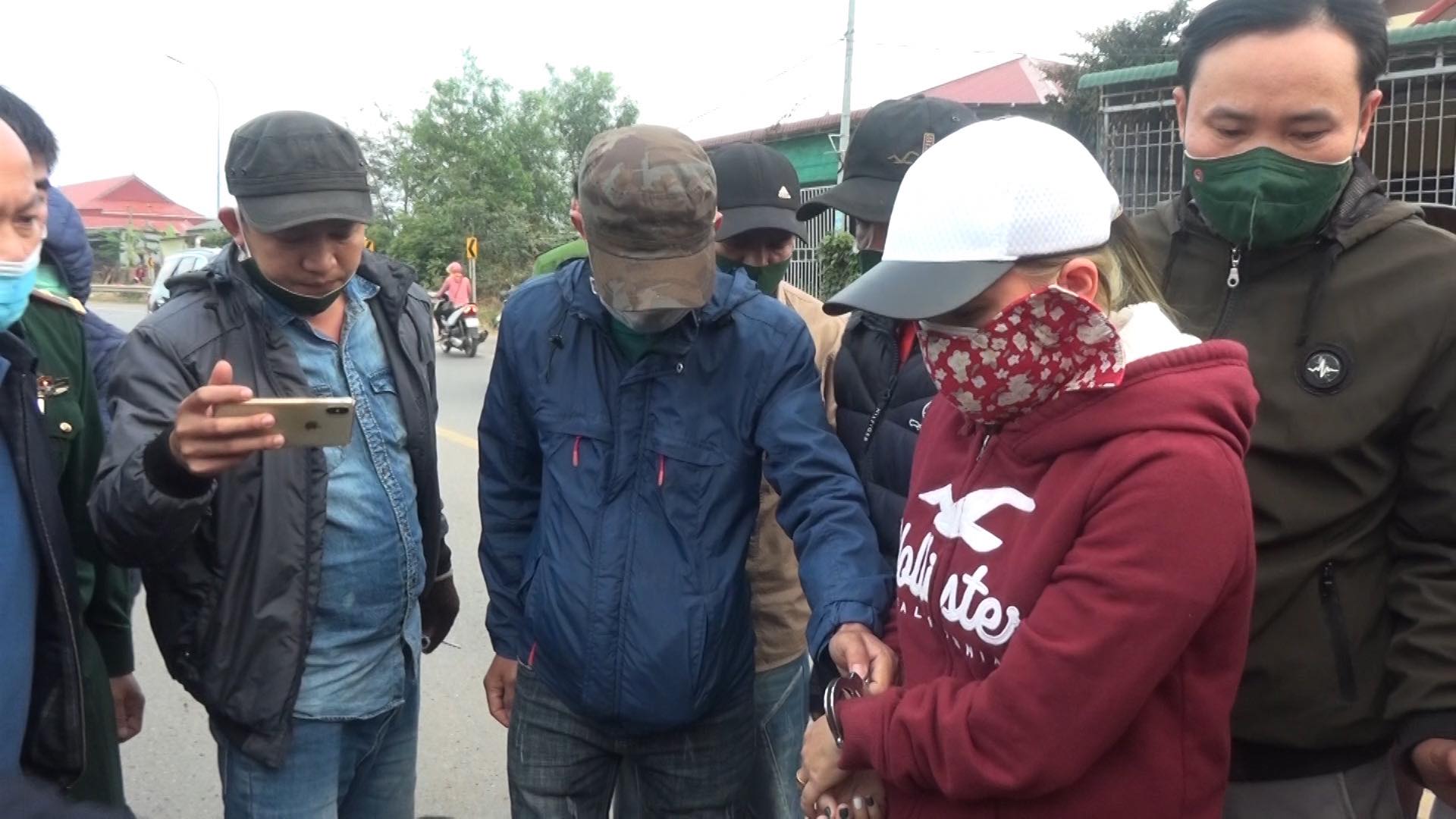 B&agrave; tr&ugrave;m mua b&aacute;n ma t&uacute;y người L&agrave;o bị bắt tại Quảng Trị - Ảnh 1.