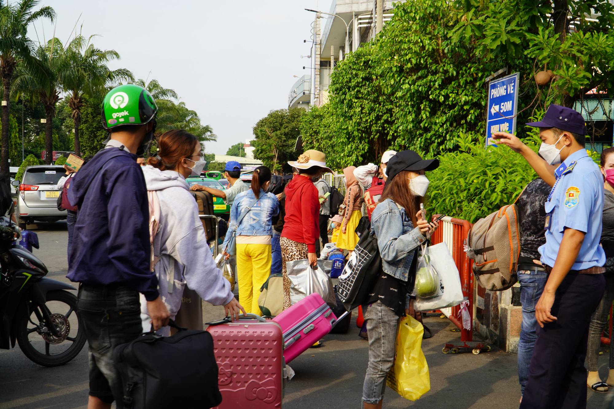 TP HCM: Bến xe miền Đ&ocirc;ng tấp nập người về qu&ecirc; đ&oacute;n Tết - Ảnh 2.