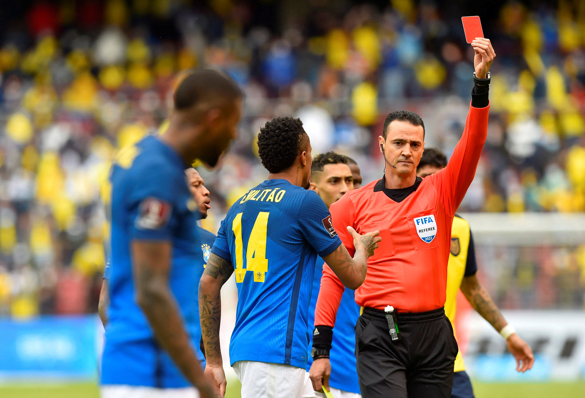 Trọng tài 3 phen bẻ còi, Brazil thoát thua Ecuador tại Quito - Ảnh 3.