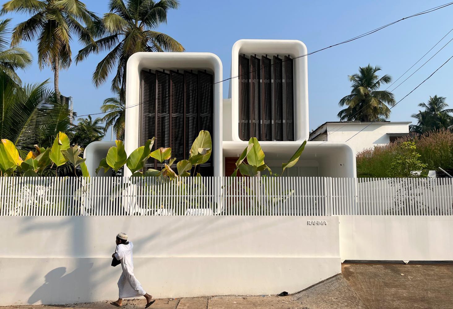 Độc đáo ngôi nhà hình chiếc điện thoại di động, dùng cửa chớp trục xoay để thông gió - Ảnh 1.