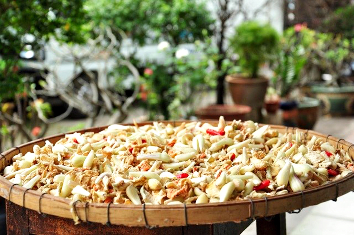 Thấy phơi dưa kiệu l&agrave; hay tết về - Ảnh 1.