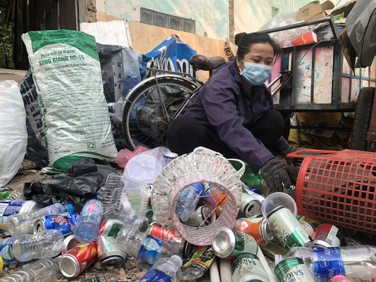 Xóm ve chai buồn hiu ngày cuối năm, chỉ mong có nồi thịt kho ăn Tết - Ảnh 1.