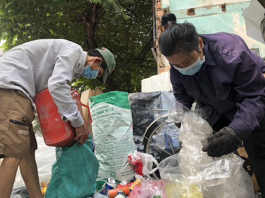 Xóm ve chai buồn hiu ngày cuối năm, chỉ mong có nồi thịt kho ăn Tết