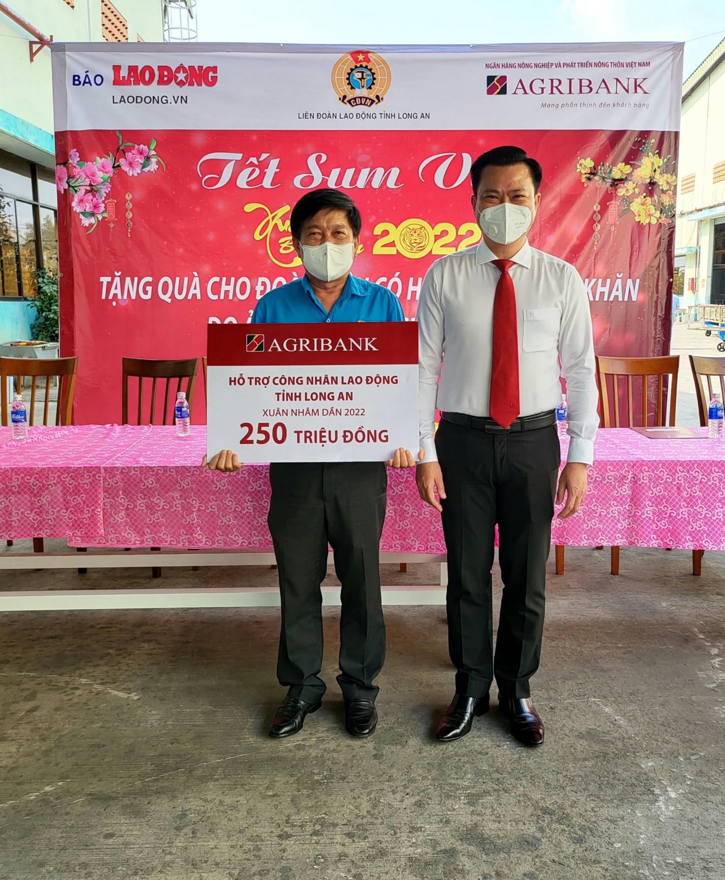 Agribank Long An tổ chức &ldquo;Tết sum vầy &ndash; Xu&acirc;n b&igrave;nh an 2022&rdquo; - Ảnh 1.