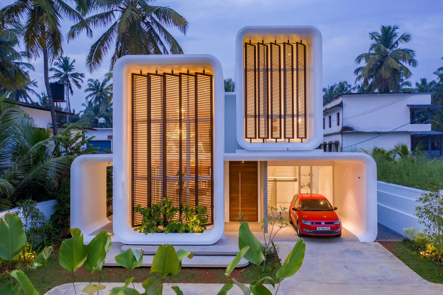 Độc đáo ngôi nhà hình chiếc điện thoại di động, dùng cửa chớp trục xoay để thông gió - Ảnh 3.