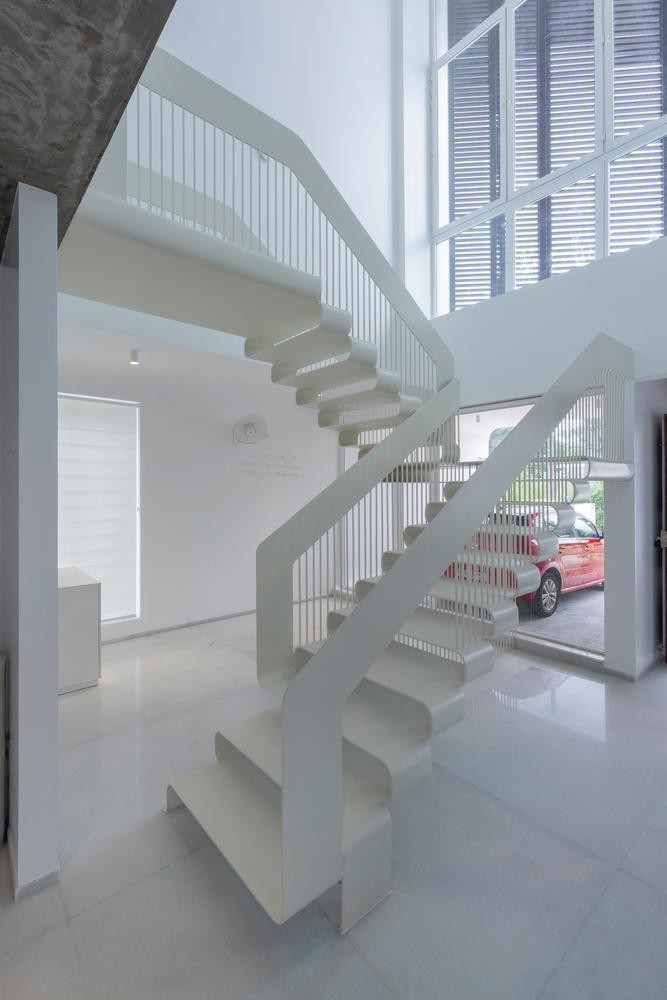 Độc đáo ngôi nhà hình chiếc điện thoại di động, dùng cửa chớp trục xoay để thông gió - Ảnh 9.