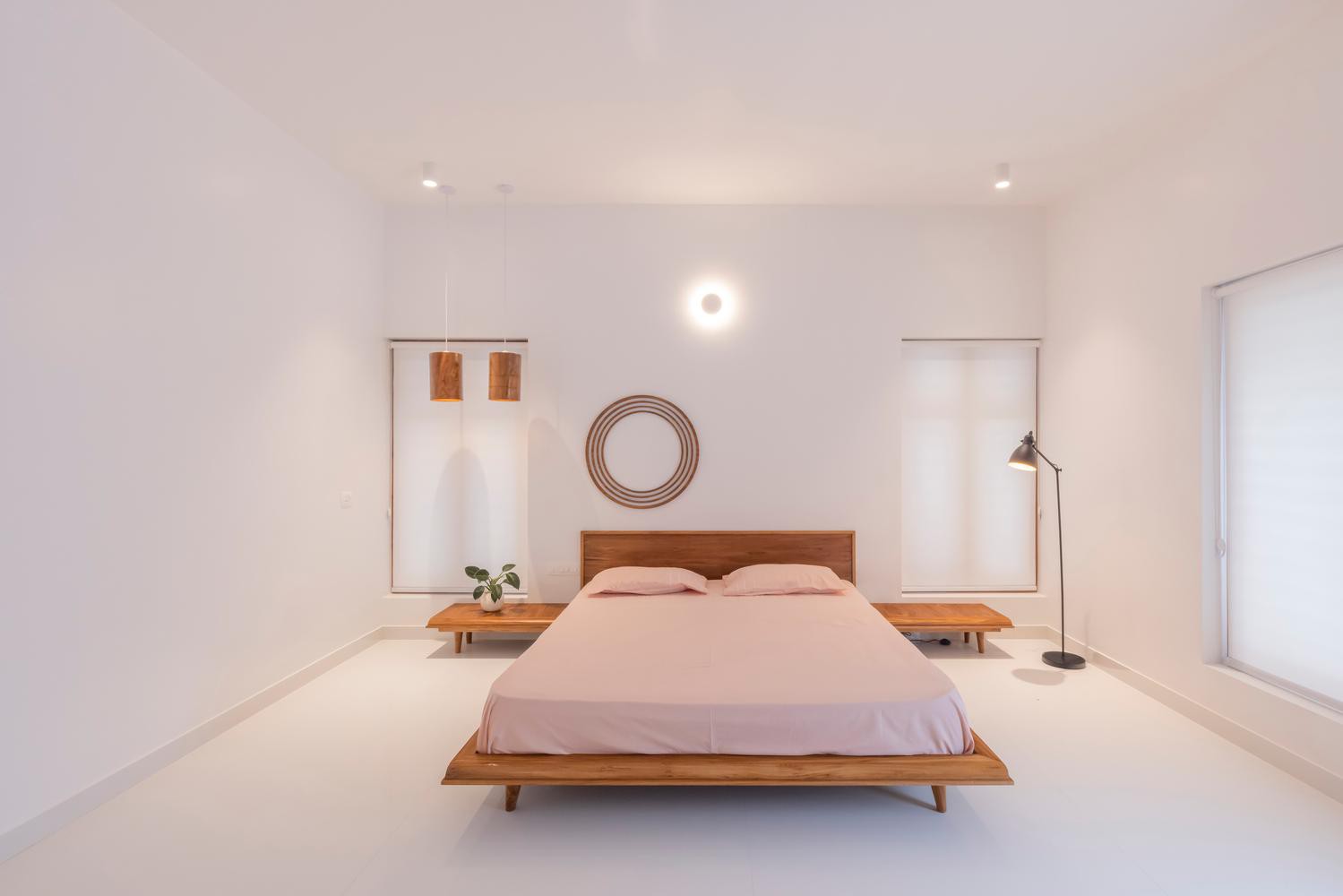 Độc đáo ngôi nhà hình chiếc điện thoại di động, dùng cửa chớp trục xoay để thông gió - Ảnh 10.