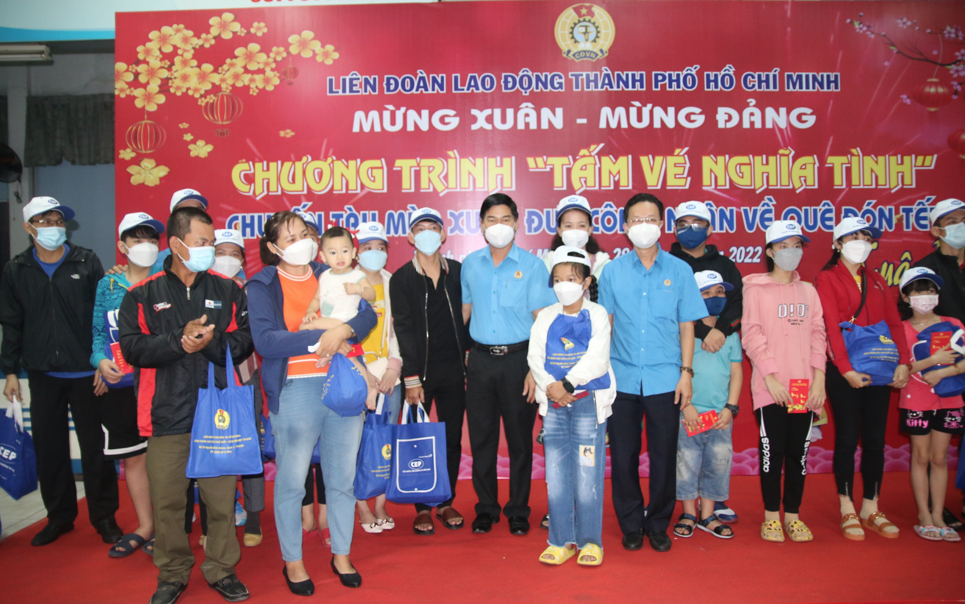 Tấm vé nghĩa tình đưa công nhân lên tàu về quê đón Tết - Ảnh 1.