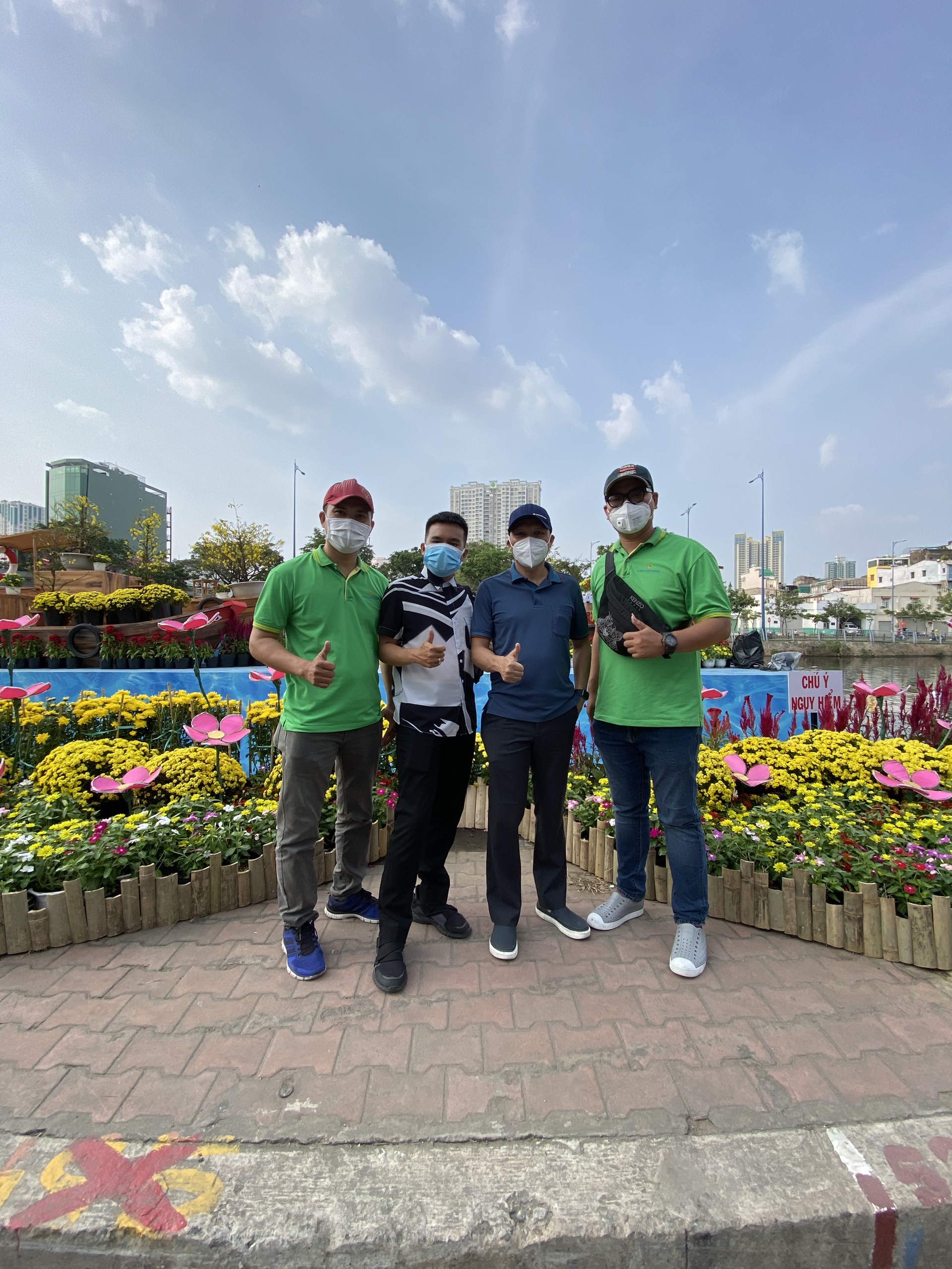 Độc đ&aacute;o tour chợ hoa xu&acirc;n tr&ecirc;n bến dưới thuyền của Saigontourist - Ảnh 1.