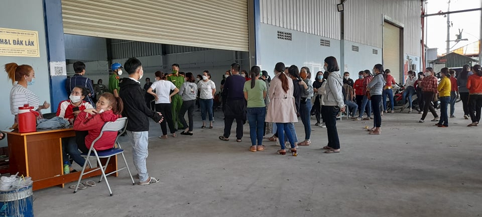 Đắk Lắk: Hàng trăm công nhân vật vờ đòi lương