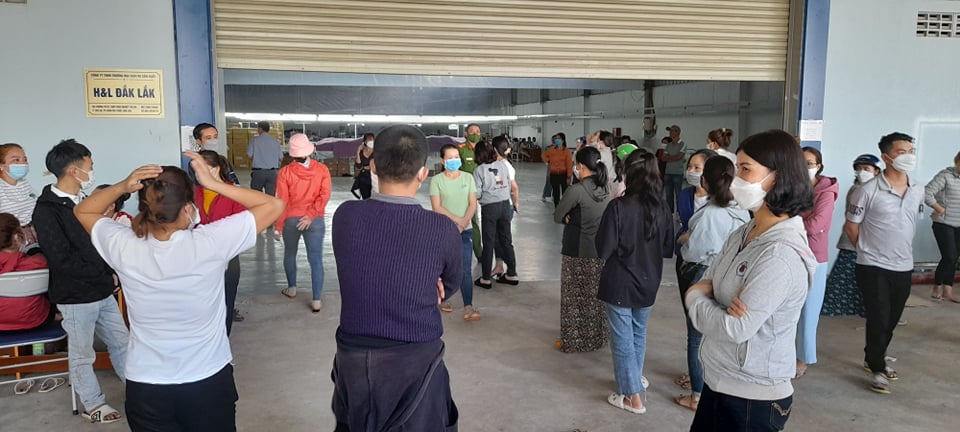 Đắk Lắk: H&agrave;ng trăm c&ocirc;ng nh&acirc;n vật vờ đ&ograve;i lương - Ảnh 2.