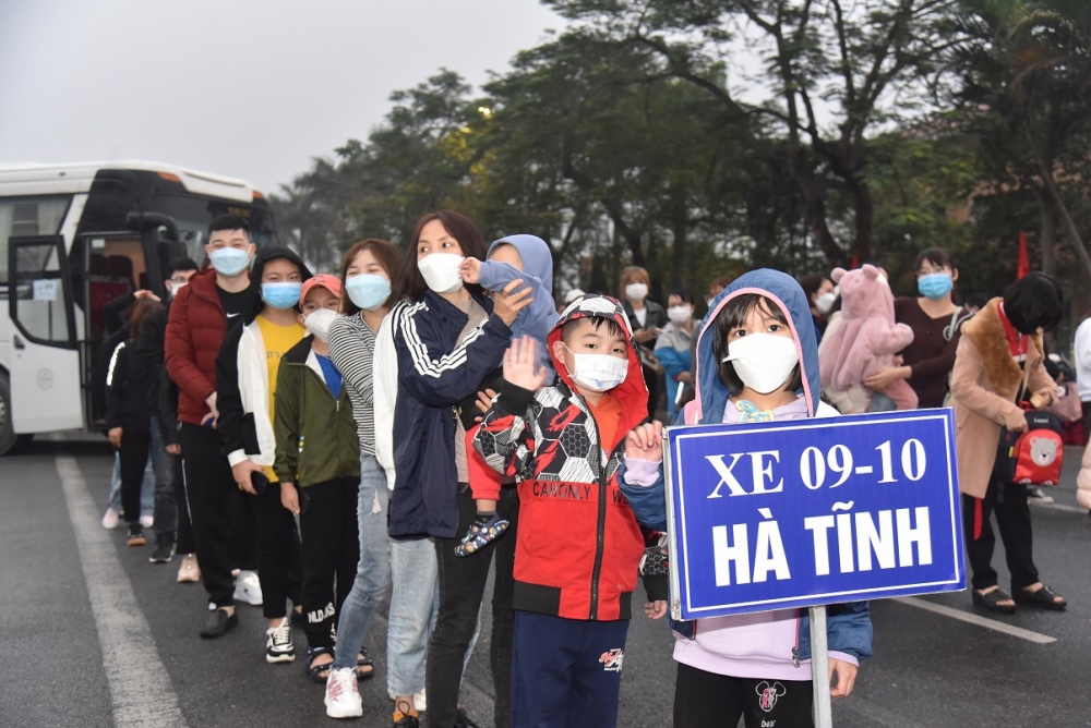 Đưa c&ocirc;ng nh&acirc;n kh&oacute; khăn về qu&ecirc; đ&oacute;n Tết tr&ecirc;n những chuyến xe miễn ph&iacute; - Ảnh 5.