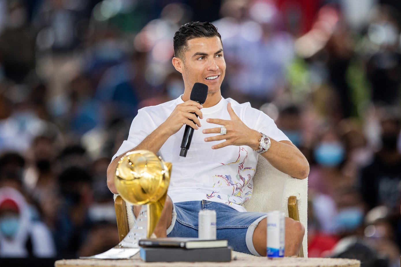 Ronaldo bảnh bao du xuân nhận giải thưởng ở Dubai