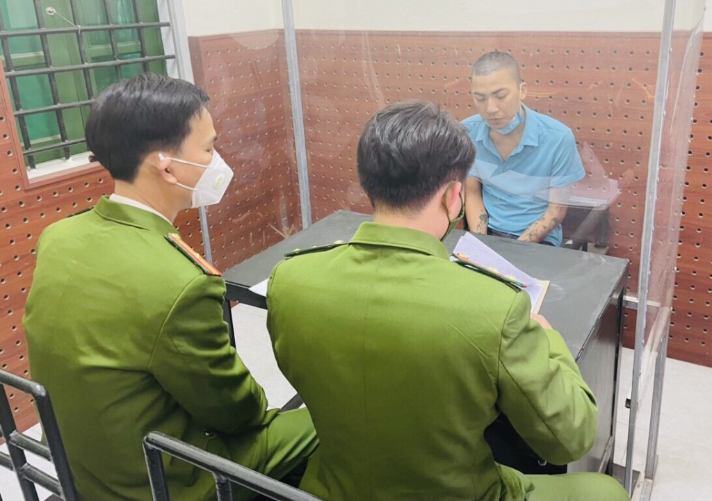 Con nghiện xăm trổ chuy&ecirc;n cho người d&acirc;n vay tiền với l&atilde;i suất &ldquo;cắt cổ&rdquo; - Ảnh 2.