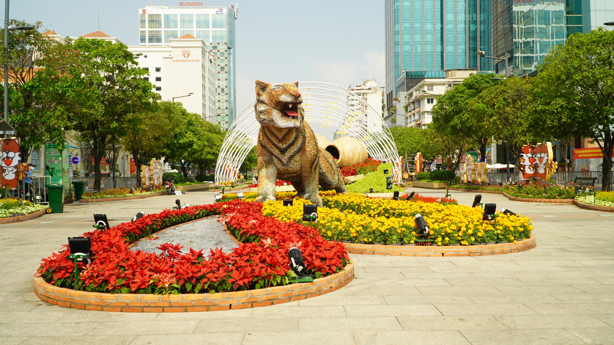 Đường hoa Nguyễn Huệ sẵn sàng phục vụ người dân du xuân