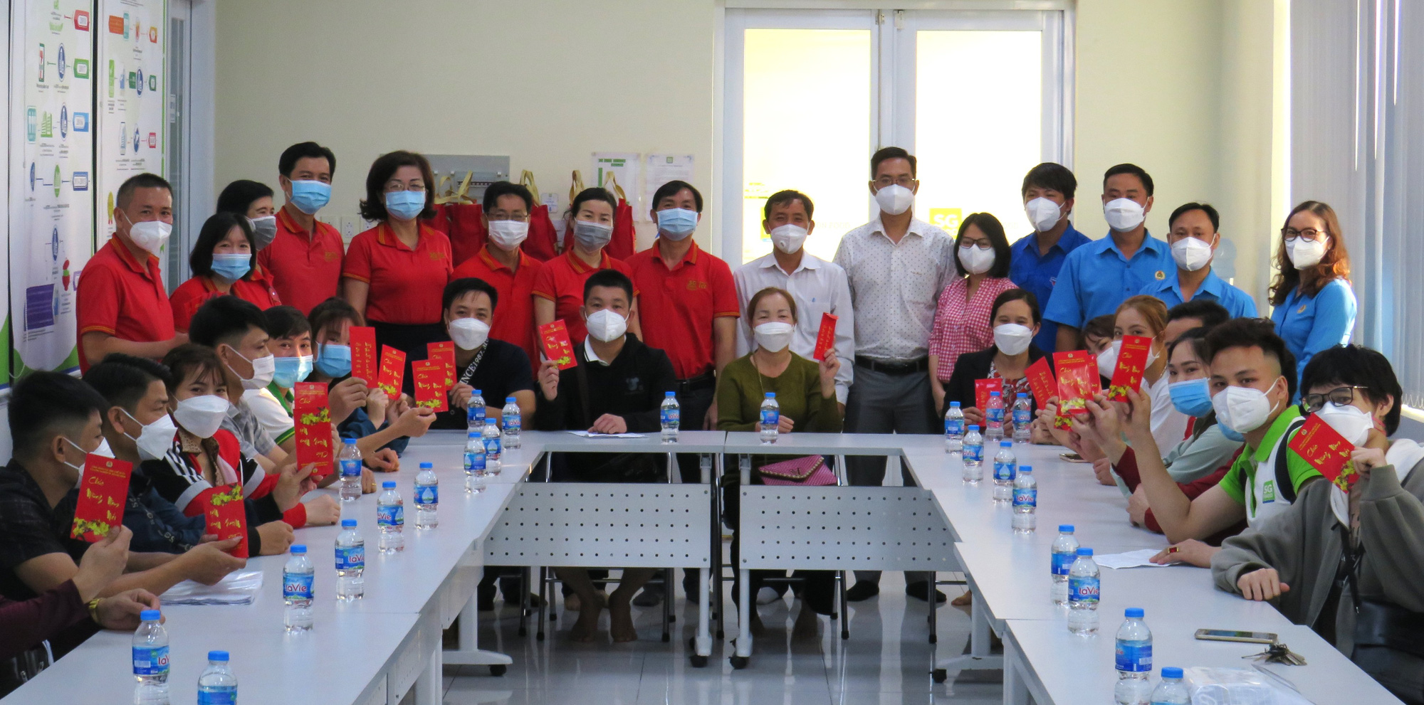 Ăn Tết cùng công nhân - Ảnh 2.