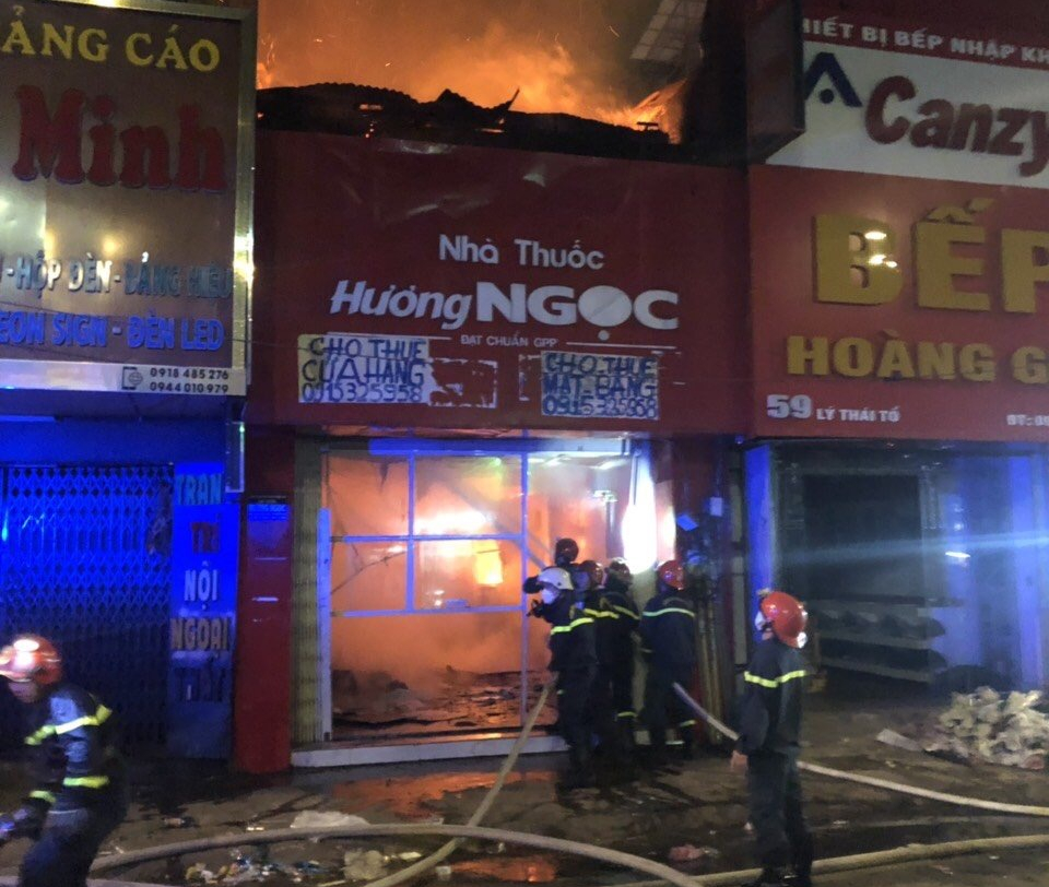 TP HCM: Cháy nhà mặt tiền đường Lý Thái Tổ trong đêm