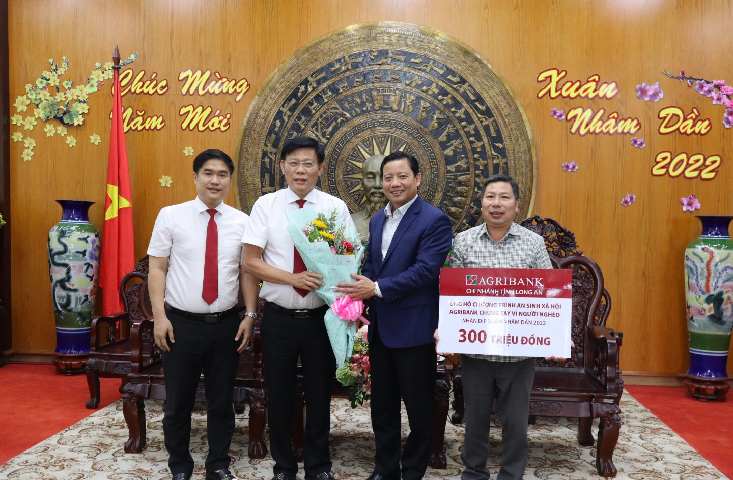 Agribank Long An tiếp tục mang “Tết sum vầy – Xuân bình an” đến người dân