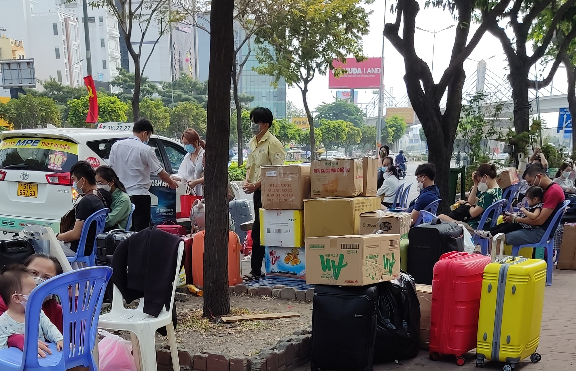 Tất bật ra nhà xe “gửi quà về cho mẹ” - Ảnh 9.