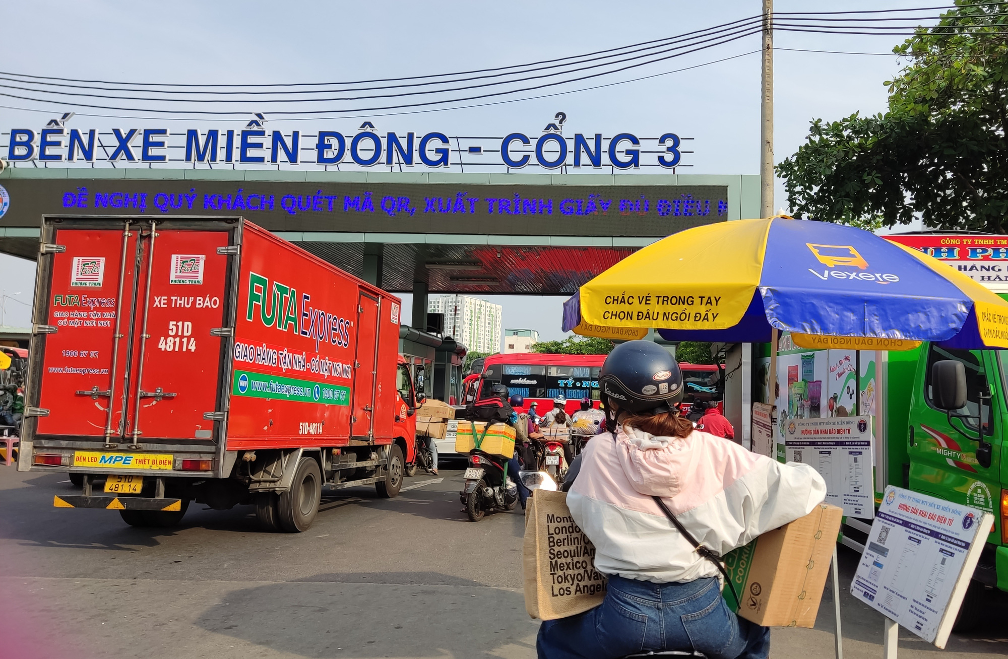 Tất bật ra nhà xe “gửi quà về cho mẹ”
