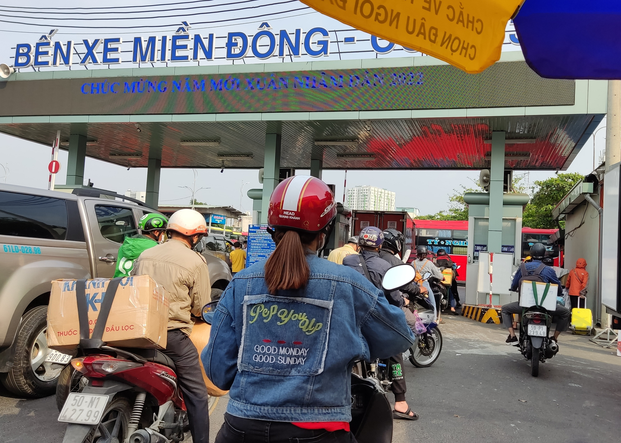 Tất bật ra nhà xe “gửi quà về cho mẹ” - Ảnh 2.